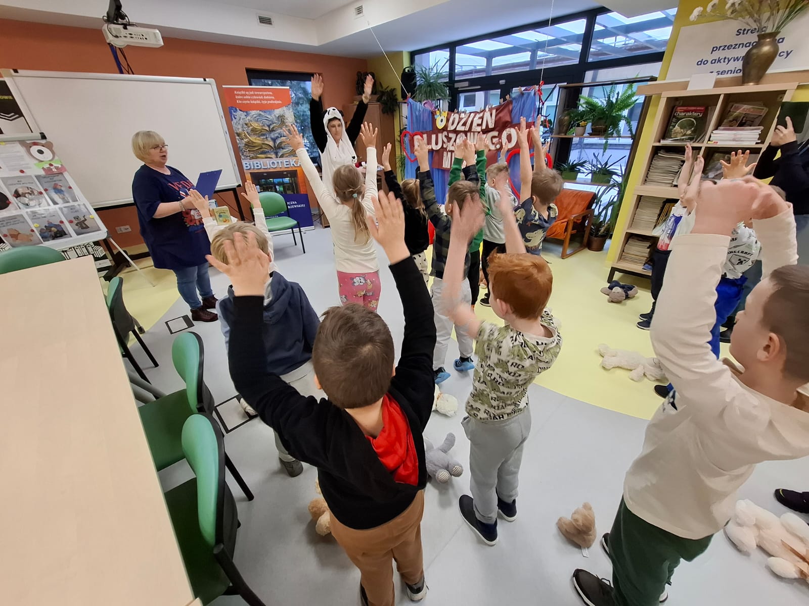 Zdjęcie: Zajęcia Tygrysków w MBP w Dziwnowie z okazji Dnia Pluszowego Misia