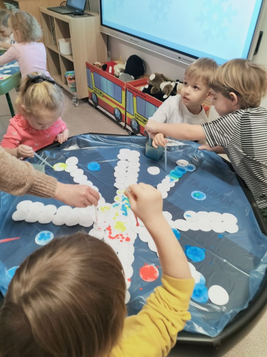 Zdjęcie: Kolorowy śnieg w Smerfach